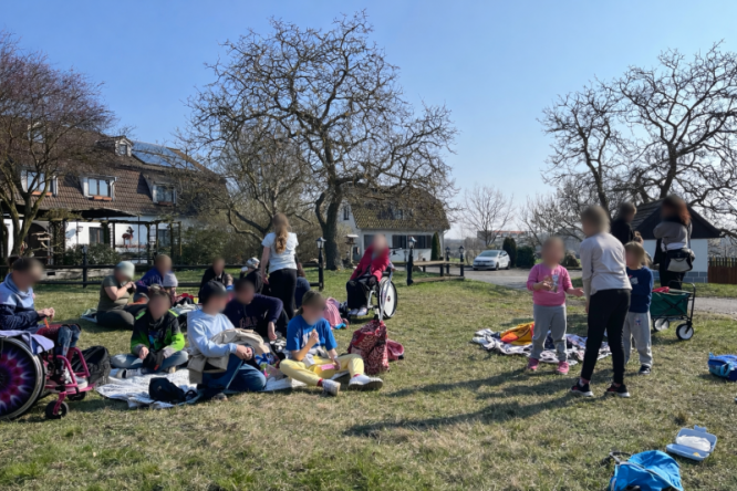 picknick_im_gruenen_unter_blauem_himmel.png